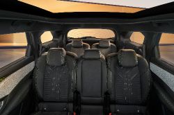 Peugeot E-5008 - interior seats