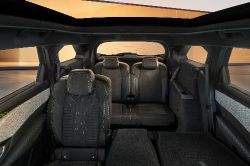 Peugeot E-5008 - interior seats